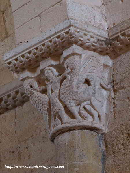 PERSONAJE ENTRE GRIFOS